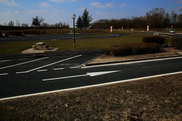 Una Zona Descanso Vacía Aparcamiento Autoroute Aire Repos Largo Carretera — Foto de Stock