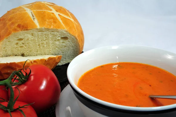Supă Fierbinte Roșii Într Castron Pâine Lateral — Fotografie, imagine de stoc