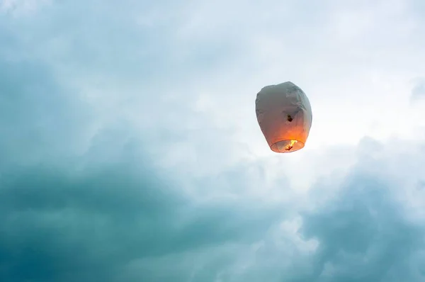 Bild Eines Heißluftballons Über Dem Meer — Stockfoto