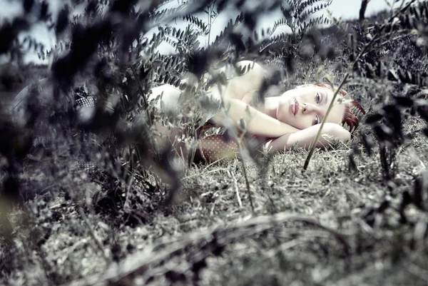 Photo Resting Beautiful Lady Laying Grass — Stock Photo, Image