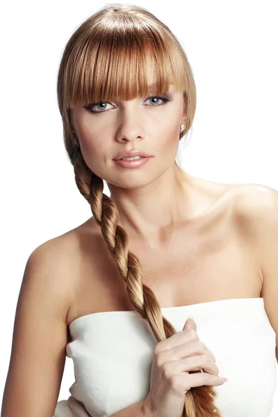白い背景上に分離されて完璧な光沢のある長いブロンドの髪スタジオ ショットと美しい少女の肖像画 — ストック写真