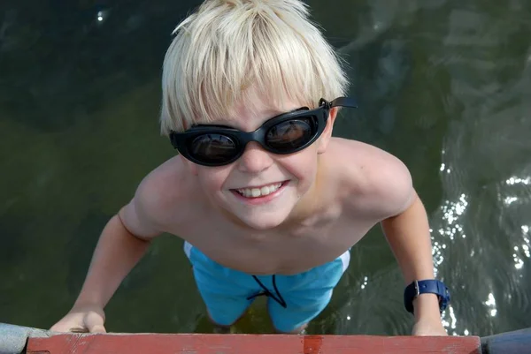 Niño Sonriente Con Gafas Sol Tenga Cuenta Permite Uso Negativo — Foto de Stock