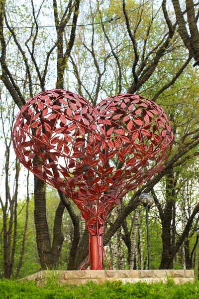鉄の花びらで作られた心臓 — ストック写真