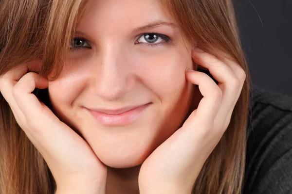 Retrato Una Joven Mujer Caucásica Fondo Oscuro —  Fotos de Stock