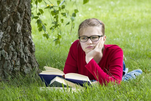 Młoda Dziewczyna Czytanie Książki Parku Dniu Wiosny — Zdjęcie stockowe