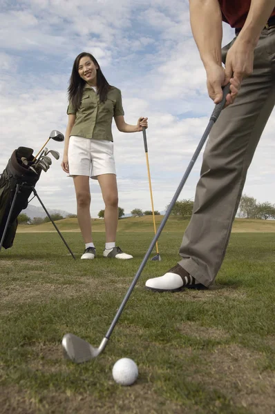 Mulher Olhando Para Homem Jogando Golfe — Fotografia de Stock