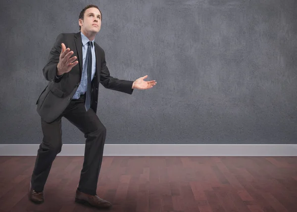 Empresario Posando Con Los Brazos Extendidos Contra Habitación Con Piso — Foto de Stock