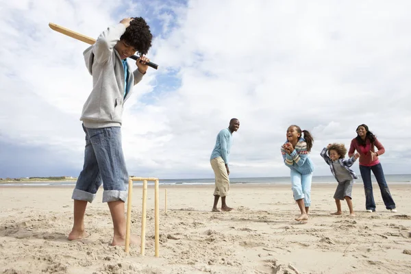 Família Jogando Críquete Praia — Fotografia de Stock