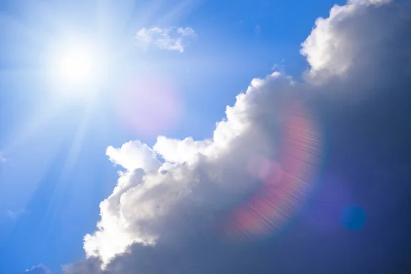Hermoso Cielo Tormentoso Sol Brillante Con Resplandor Solar —  Fotos de Stock