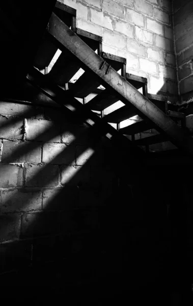Eski Metal Merdiven Terk Edilmiş Binada Doğal Işık Gölge — Stok fotoğraf