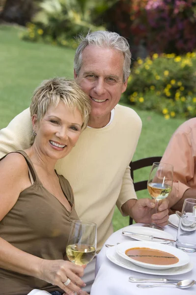 Couple Célébrant Avec Vin — Photo