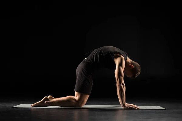 Hombre Practicando Yoga Realizando Gato Posición Yoga Mat —  Fotos de Stock