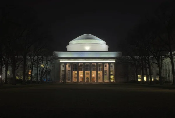 麻省理工学院大圆顶和基里安法院 — 图库照片