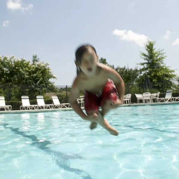 Niño Saltando Piscina — Foto de Stock