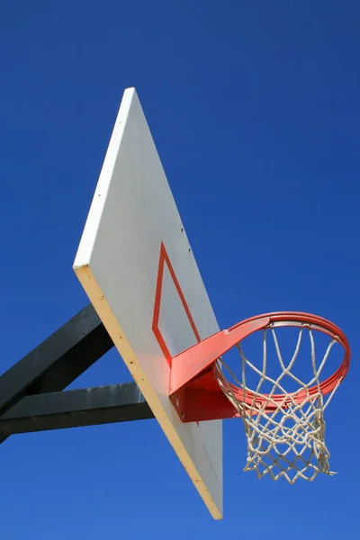 篮球网和背板在清澈的蓝天 — 图库照片