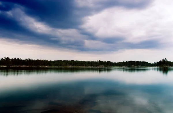 鮮やかな雲の湖のドラマチックなイメージ — ストック写真