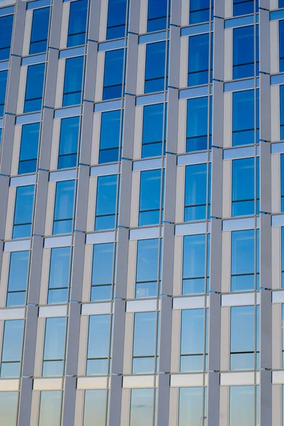 Moderní Kancelářská Budova Modrou Oblohou — Stock fotografie