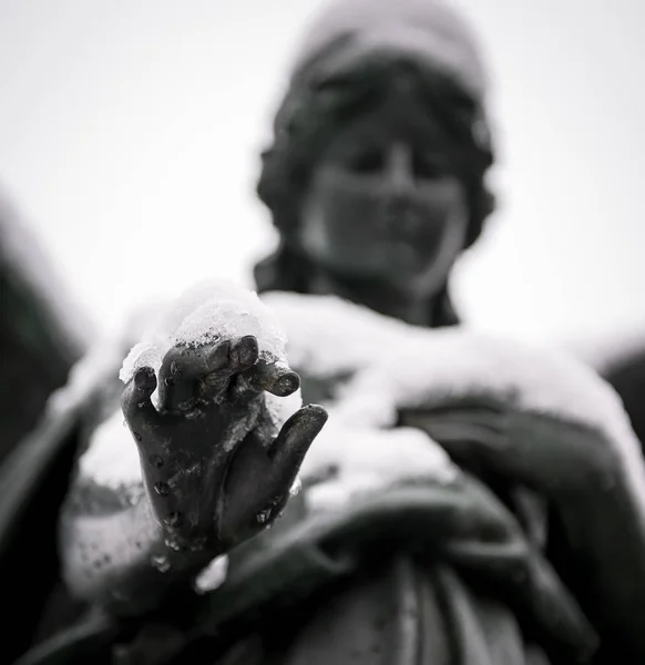 Statua Angelo Addolorato Coperto Neve Cimitero Norimberga Germania — Foto Stock