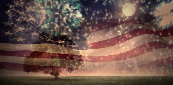 Bandeira Americana Gerada Digitalmente Ondulação Contra Fogos Artifício Coloridos Explodindo — Fotografia de Stock