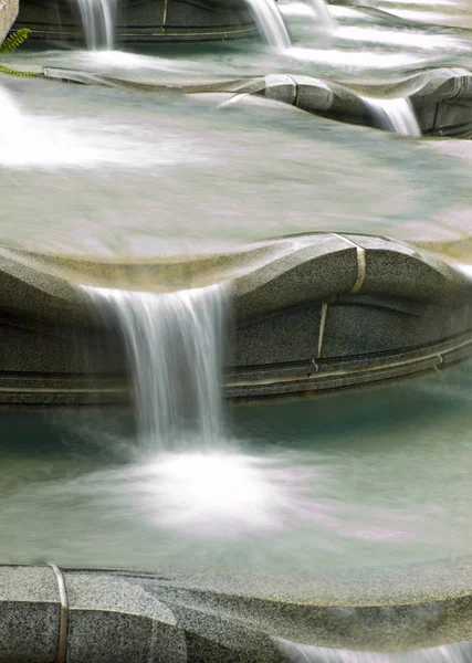 Eau Dans Une Fontaine Qui Coule Avec Obturateur Lent — Photo