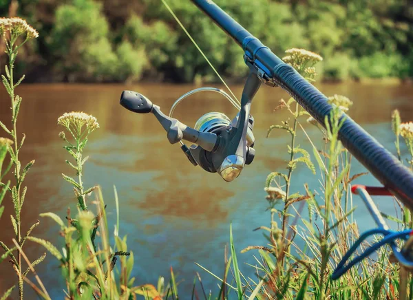 Las Orillas Del Hermoso Río Por Encima Del Alimentador Agua — Foto de Stock