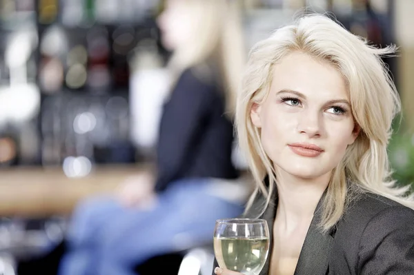 Jolie Jeune Femme Dégustant Verre Vin Blanc Dans Bar Vin — Photo
