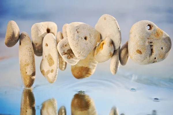 Sea Pebble Morgonljus Över Tyst Vatten — Stockfoto