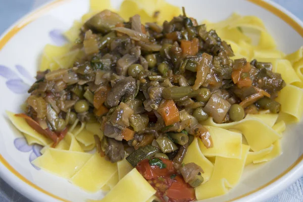 Nutrizione Vegetariana Con Tagliatelle Ragù Vegetale — Foto Stock