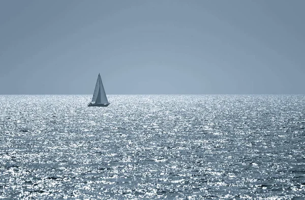 Pequeño Barco Navegando Una Mañana Soleada Foto Tonificada — Foto de Stock