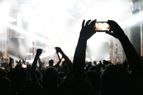Kayıt Videoları Müzik Konserinde Eller Silüeti Işıklar Duman Bir Sürü — Stok fotoğraf