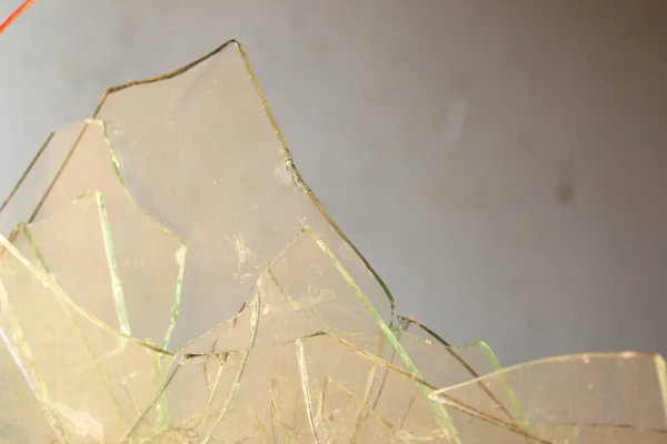日没に対して壊れた窓の粉砕されたガラス — ストック写真