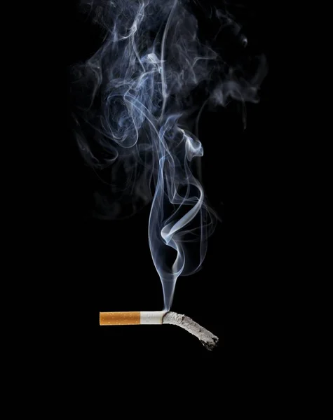 Cigarro Fumar Fundo Preto — Fotografia de Stock