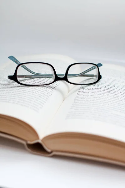 Gafas Sobre Libro Abierto Para Fomentar Lectura —  Fotos de Stock
