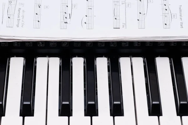 ピアノの白黒キーのクローズアップショット — ストック写真