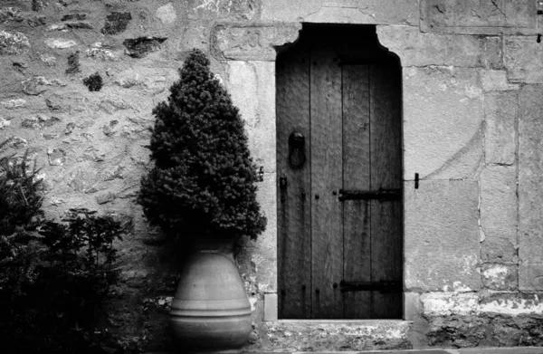 传统木质门的一个老建筑 — 图库照片