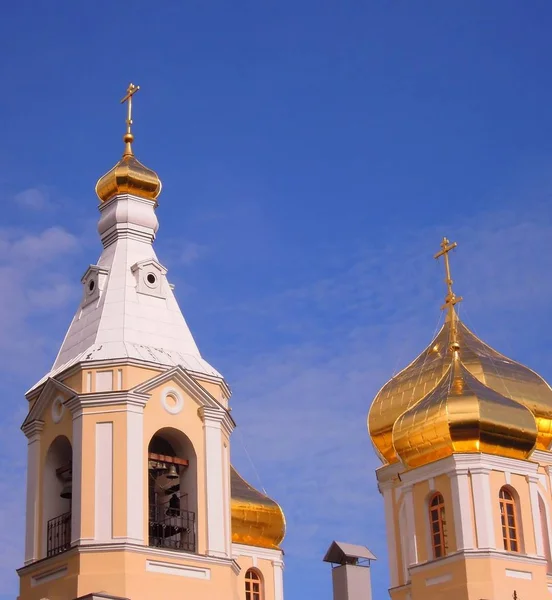 带金色圆顶的城市教堂 — 图库照片