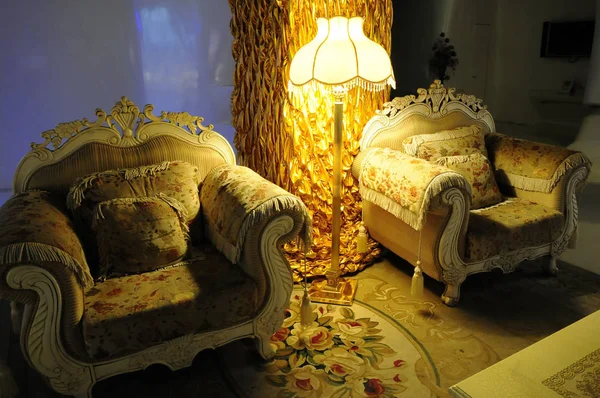 Sofa Klasik Dan Lampu Lantai — Stok Foto