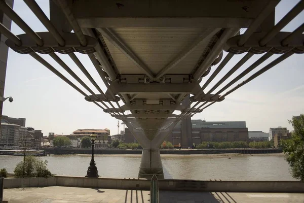 Debajo Del Puente Del Milenio Mirando Hacia Tate Modern — Foto de Stock