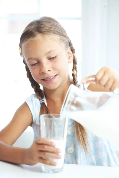 Дети Пьют Молоко Кухне Дома — стоковое фото