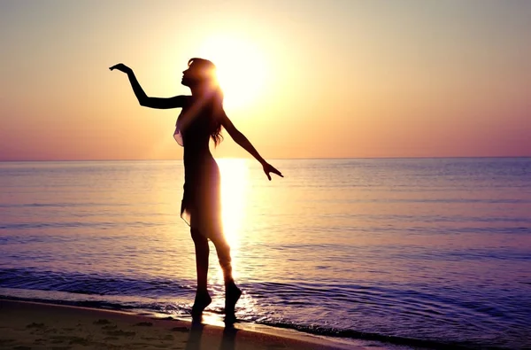 Silhuett Kvinnan Som Dansar Stranden Den Vackra Soluppgången Naturligt Ljus — Stockfoto