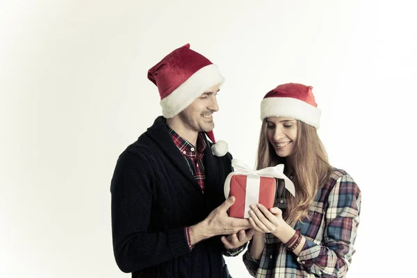 Hombre Dando Caja Regalo Navidad Mujer Aislado Sobre Fondo Blanco — Foto de Stock