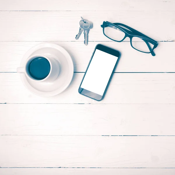 咖啡杯与手机 眼镜和白色的木桌的复古风格的关键 — 图库照片
