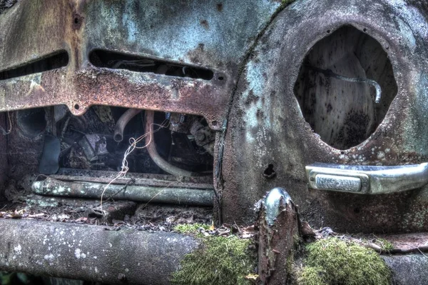 車や車の部品の詳細の写真 バスタネスの古い車の墓地で撮影 — ストック写真