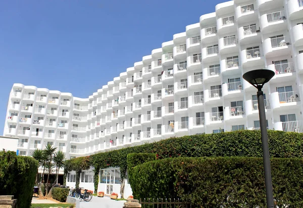 Γραφική Θέα Μεγάλο Λευκό Τουριστικό Ξενοδοχείο Στο Νησί Της Μαγιόρκα — Φωτογραφία Αρχείου