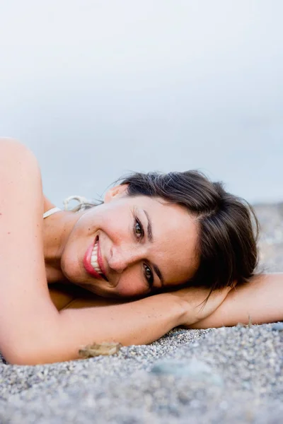 Frau Liegt Strand — Stockfoto