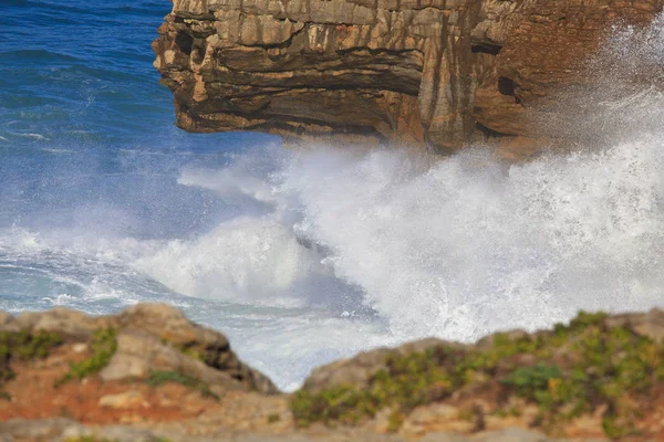 Ondas Marinhas Quebram Contra Pedras Offshore — Fotografia de Stock