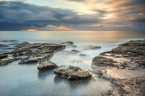 South Curl Curl Gün Doğumunda Okyanus Kayaların Uzun Pozlama Çok — Stok fotoğraf