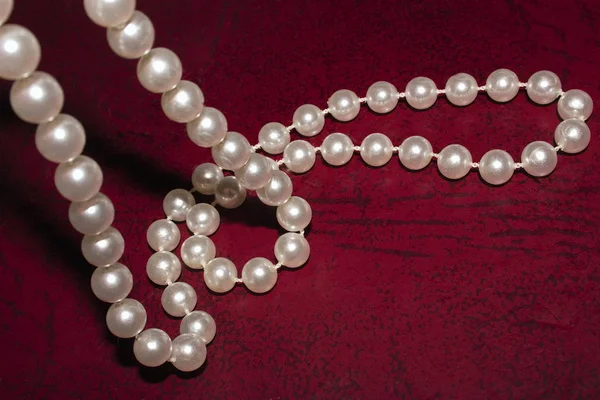 革の背景に豪華な真珠のネックレス — ストック写真