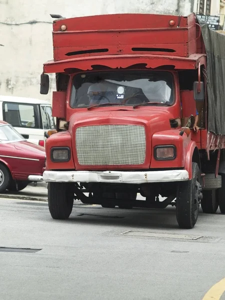 Vieux Camion Rouge Conduisant Dans Une Rue Étroite Ville — Photo