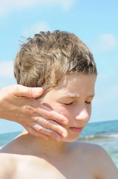 Menino Manhã Praia Creme Espalhado Para Queimaduras Solares — Fotografia de Stock